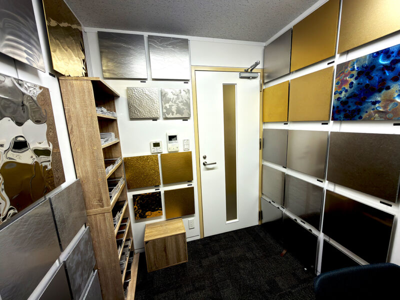 取り外して比較できる意匠金属の展示パネル