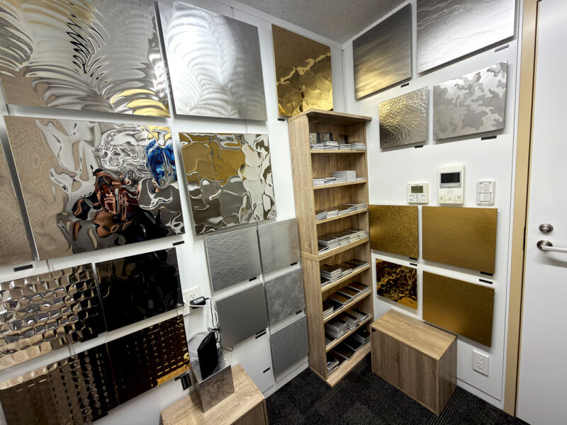 MAKO東京サンプルステーションの意匠金属パネル展示