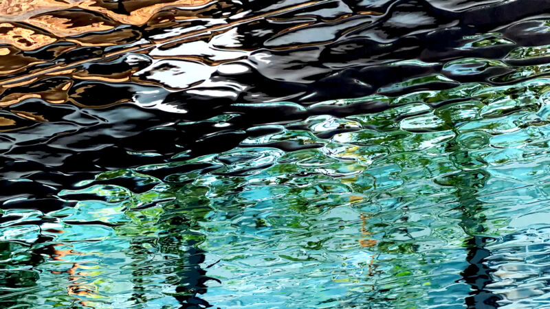 PLUS DESIGN CROSS 大阪の天井に採用されたミステリアスミラー® Ripples