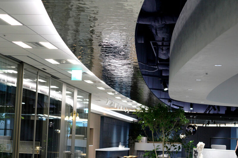 【ミステリアスミラー® Ripples】オフィスの天井を見上げたとき、思わず足が止まる。の画像4